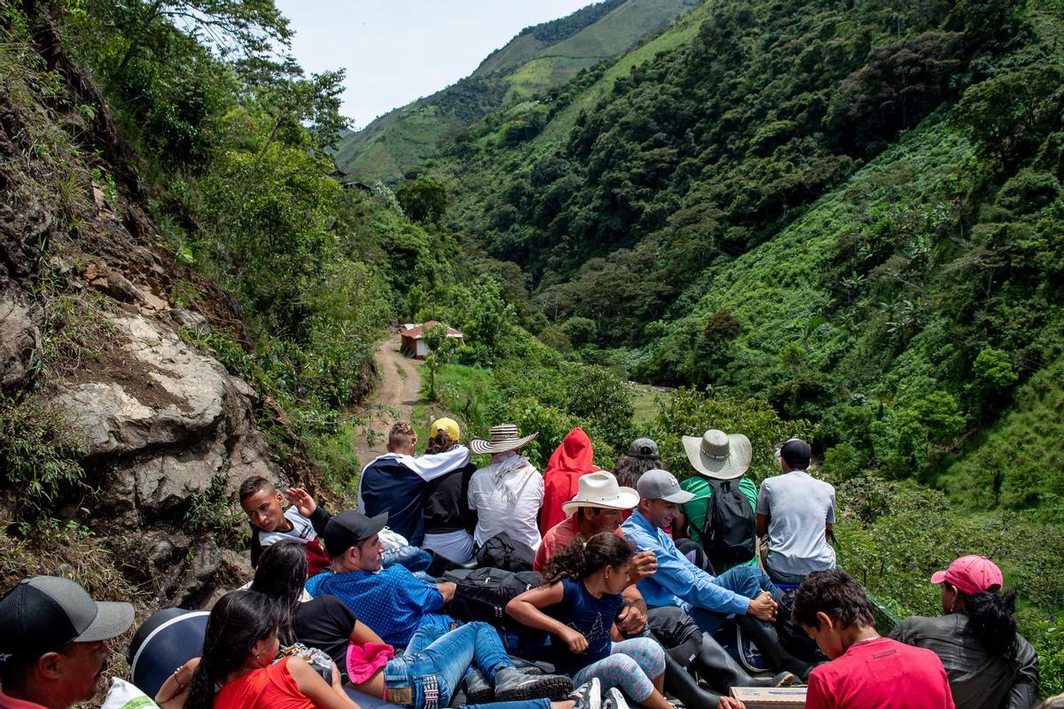 Los caminos han dificultado aún más la situación de los desplazados.