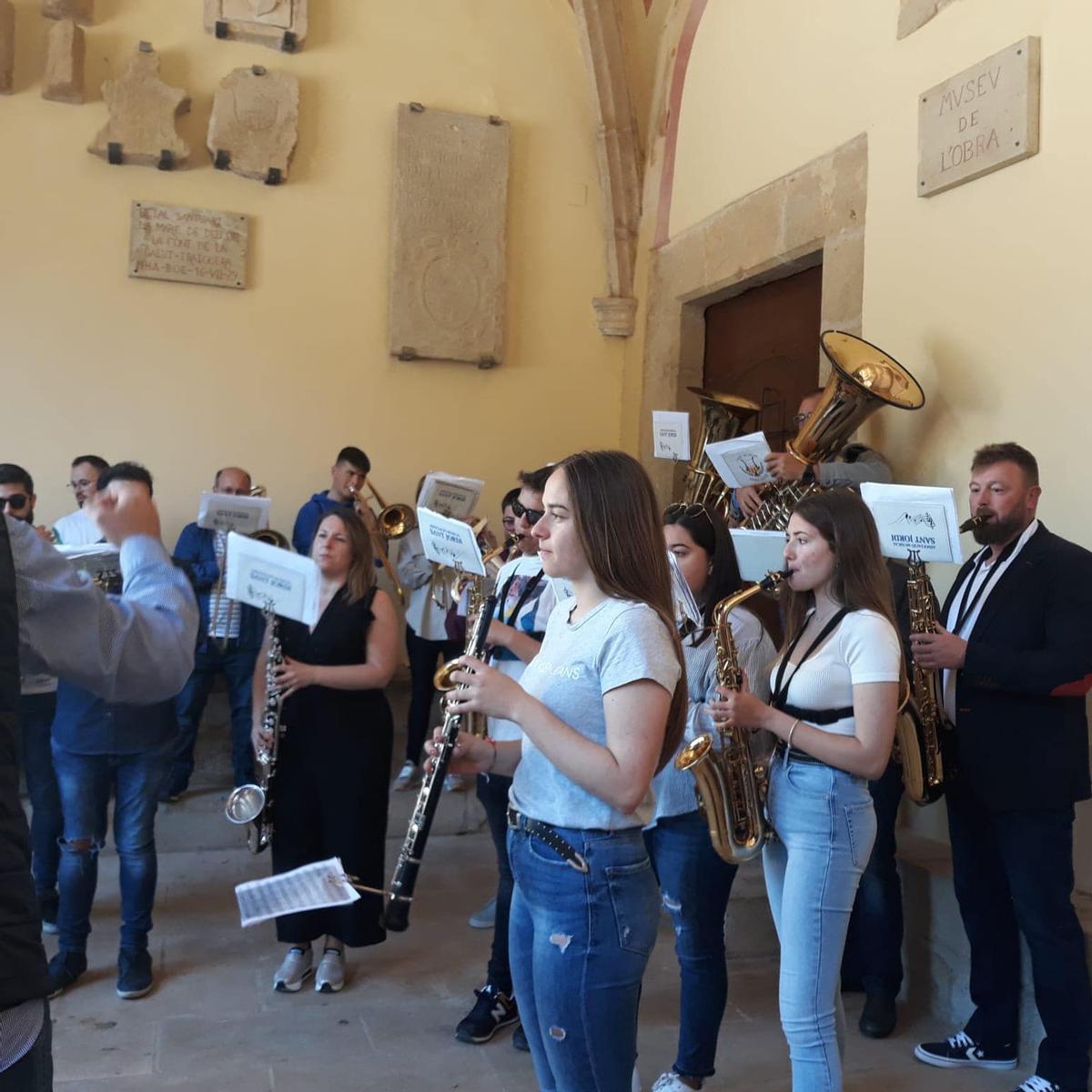 El alcalde de la localidad, Iván Sánchez, tocando con la banda de música.
