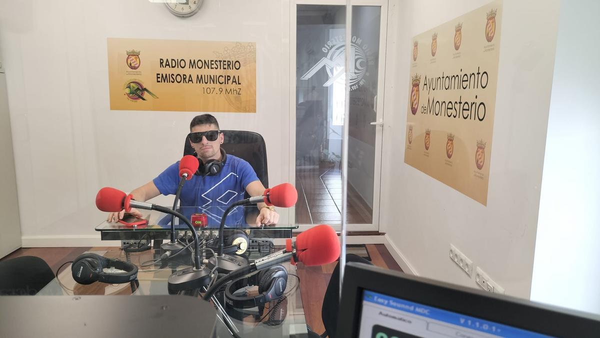 Víctor Durán durante la presentación de su single en Radio Monesterio