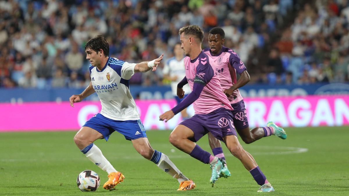 Iván Azón controla el balón ante un defensa del Tenerife.