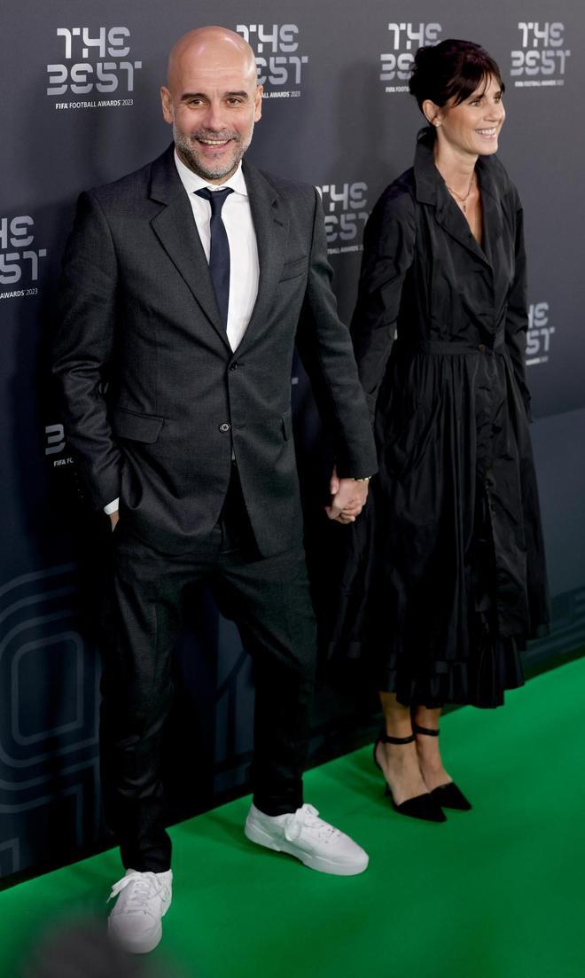La alfombra roja de los premios The Best FIFA 2023. Pep Guardiola con su esposa Cristina Serra