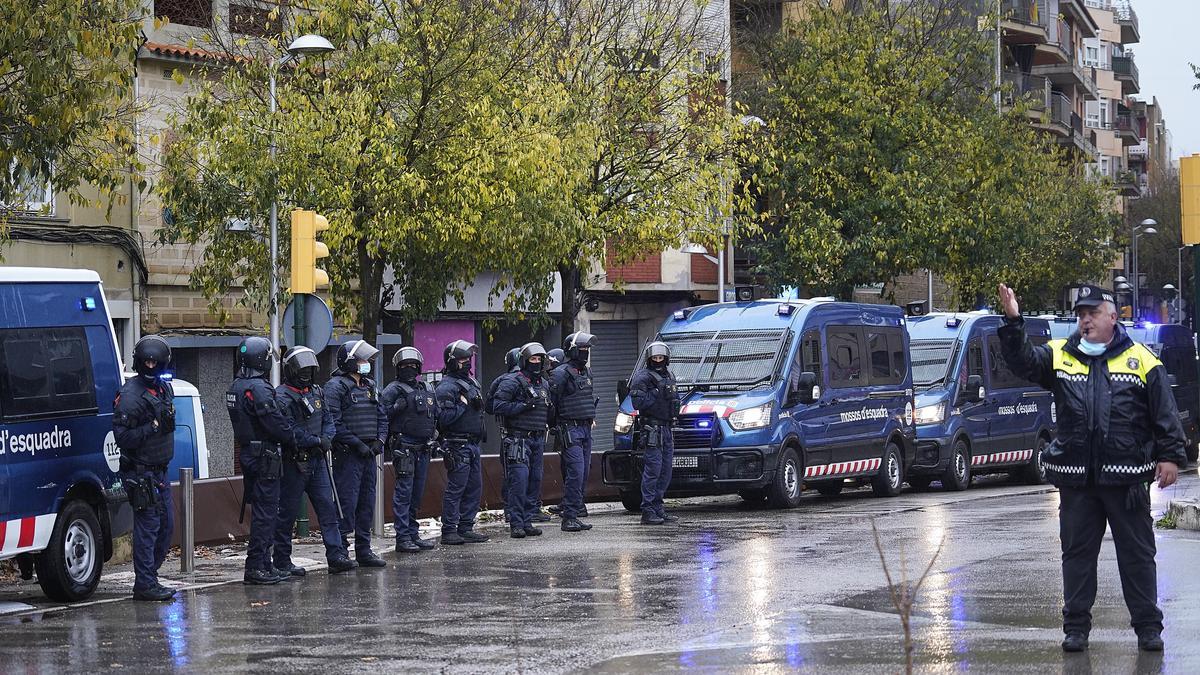 Tallat l'accés al carrer del Carme per protestar contra uns desnonaments