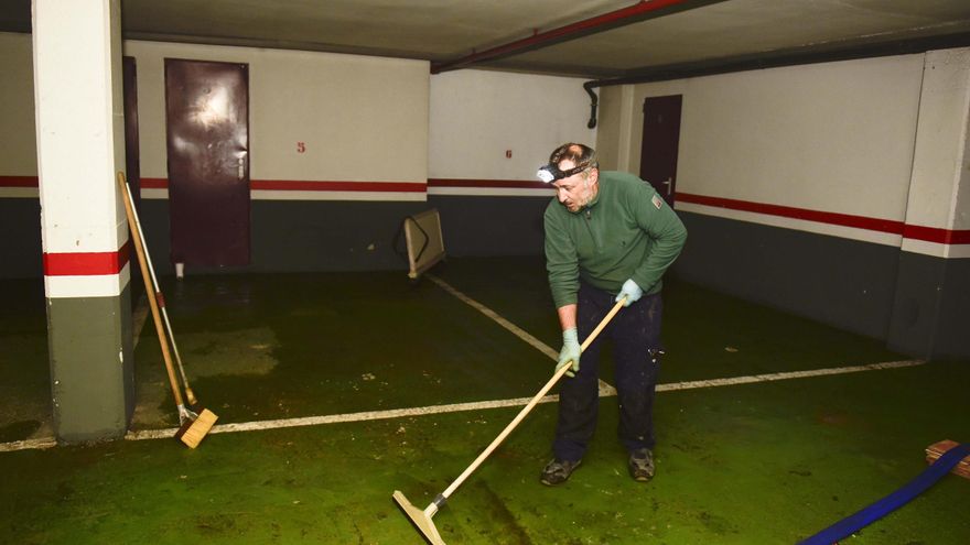 Inundaciones en Mera: «Cando sacamos os coches dos garaxes había vinte centímetros de auga»