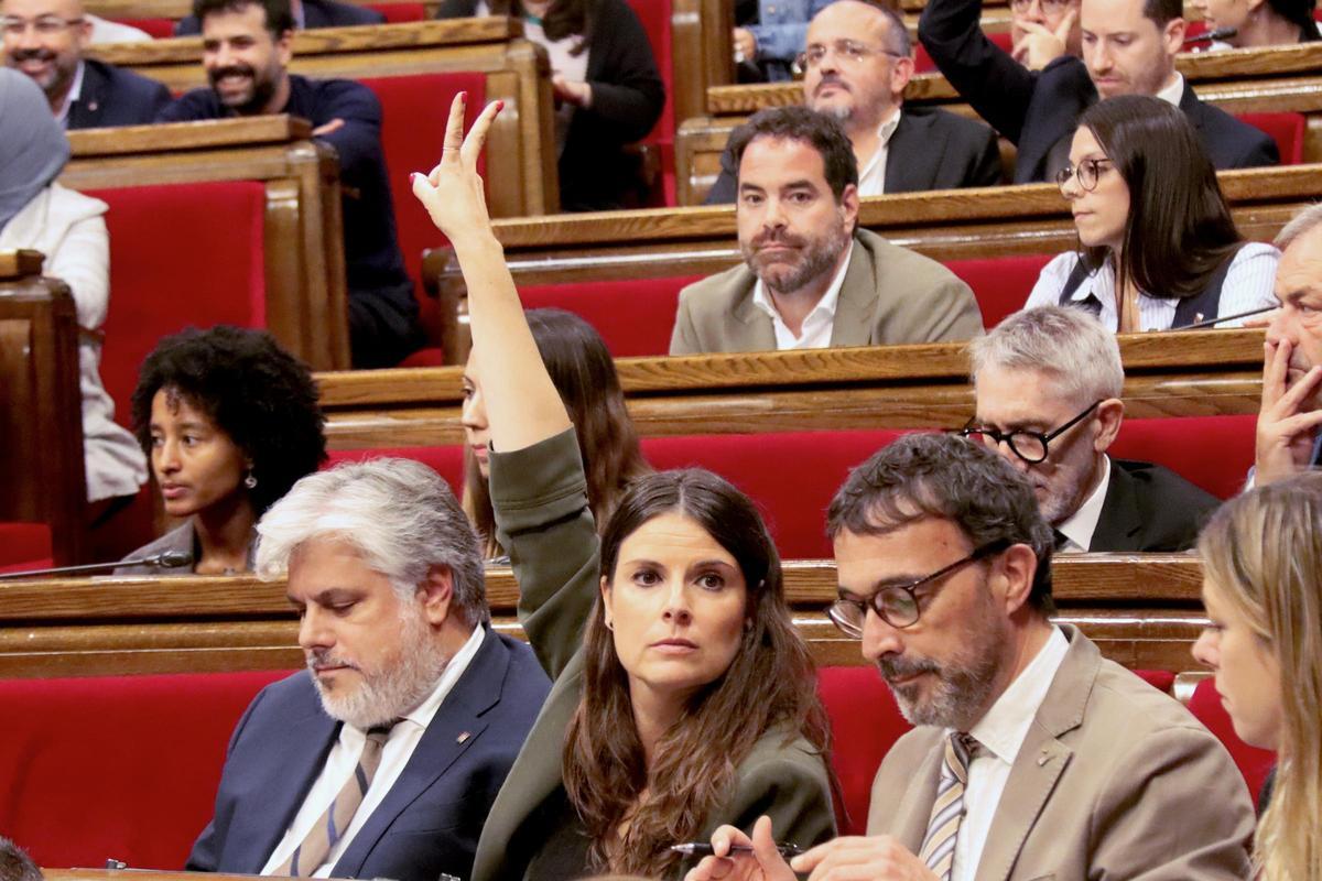 La portavoz de Junts, Mònica Sales, marcando el sentido del voto en el debate de política general.