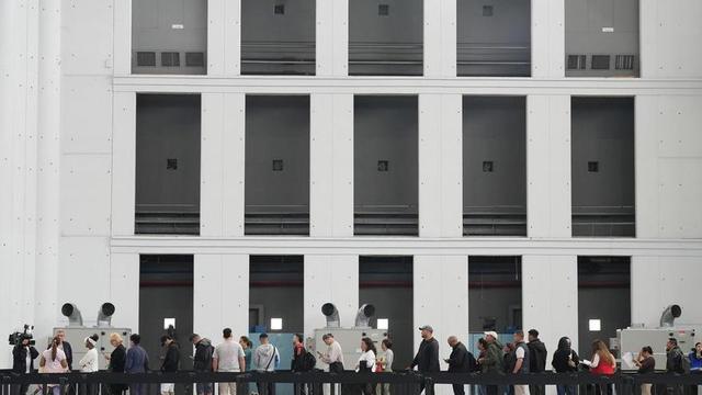 Desenes de migrants fan cua al pavelló 2 del recinte de Montjuïc de Fira de Barcelona.