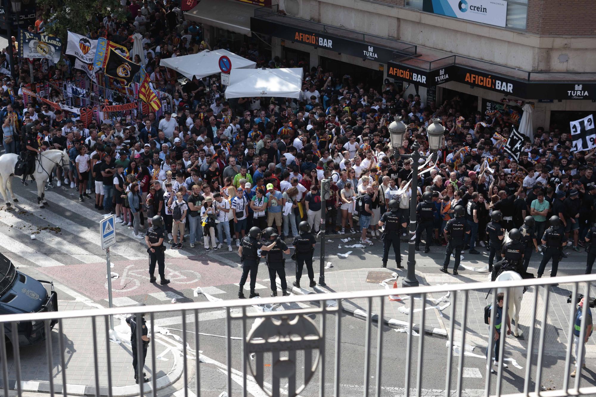 Ambientazo en la llegada de los equipos