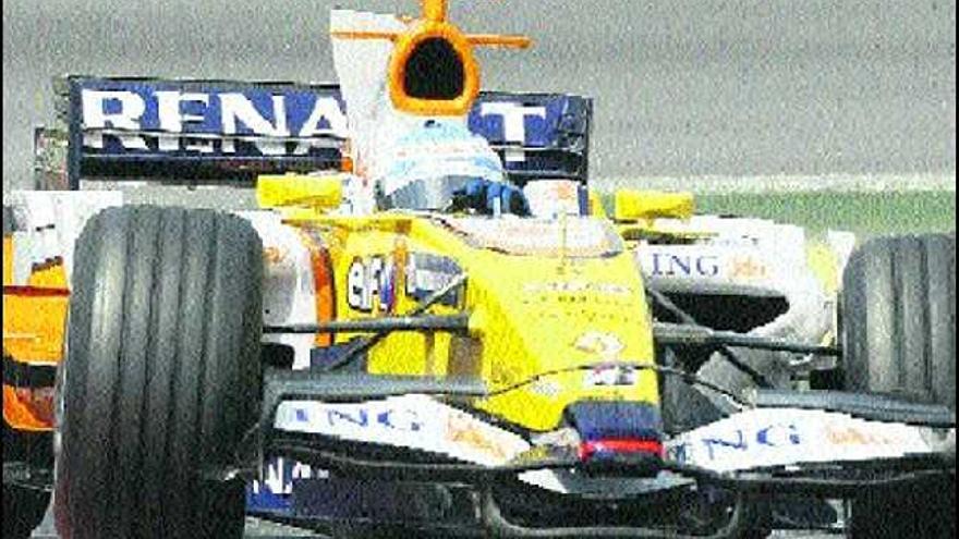 Fernando Alonso, durante los entrenamientos de ayer, cuando aún no había montado los neumáticos lisos.