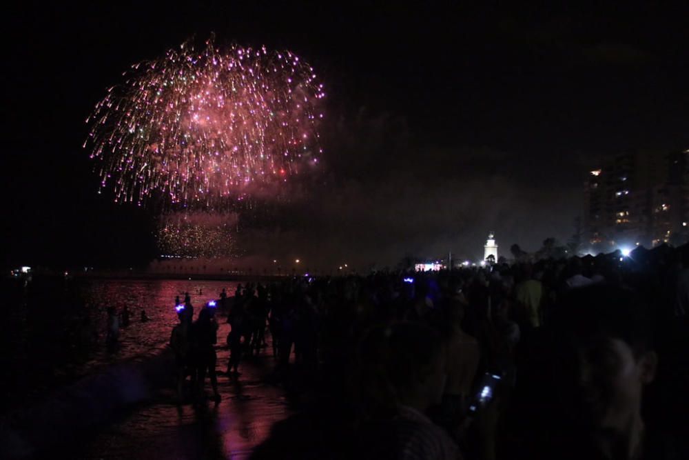 Como es tradición, el espectáculo pirotécnico da paso a días de fiesta en Málaga. Y como cada año, cientos de jóvenes siguieron los fuegos desde la playa de La Malagueta