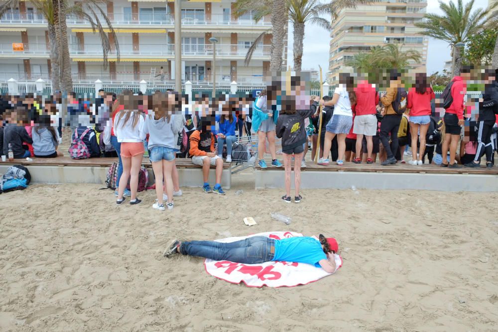 Miles de jóvenes celebran el botellón en la playa de San Juan