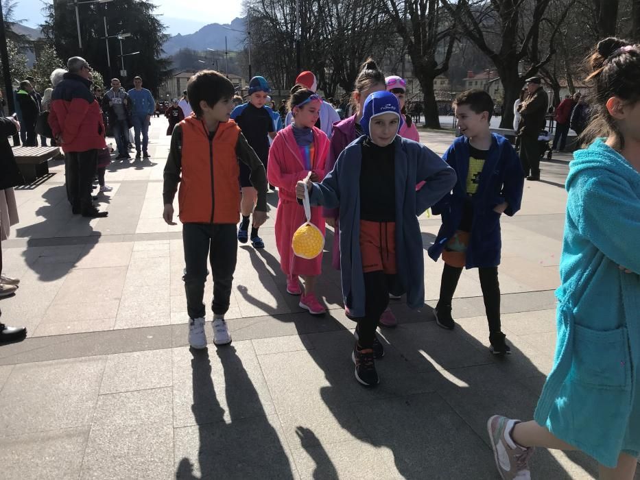 Desfile escolar en el Antroxu de Laviana