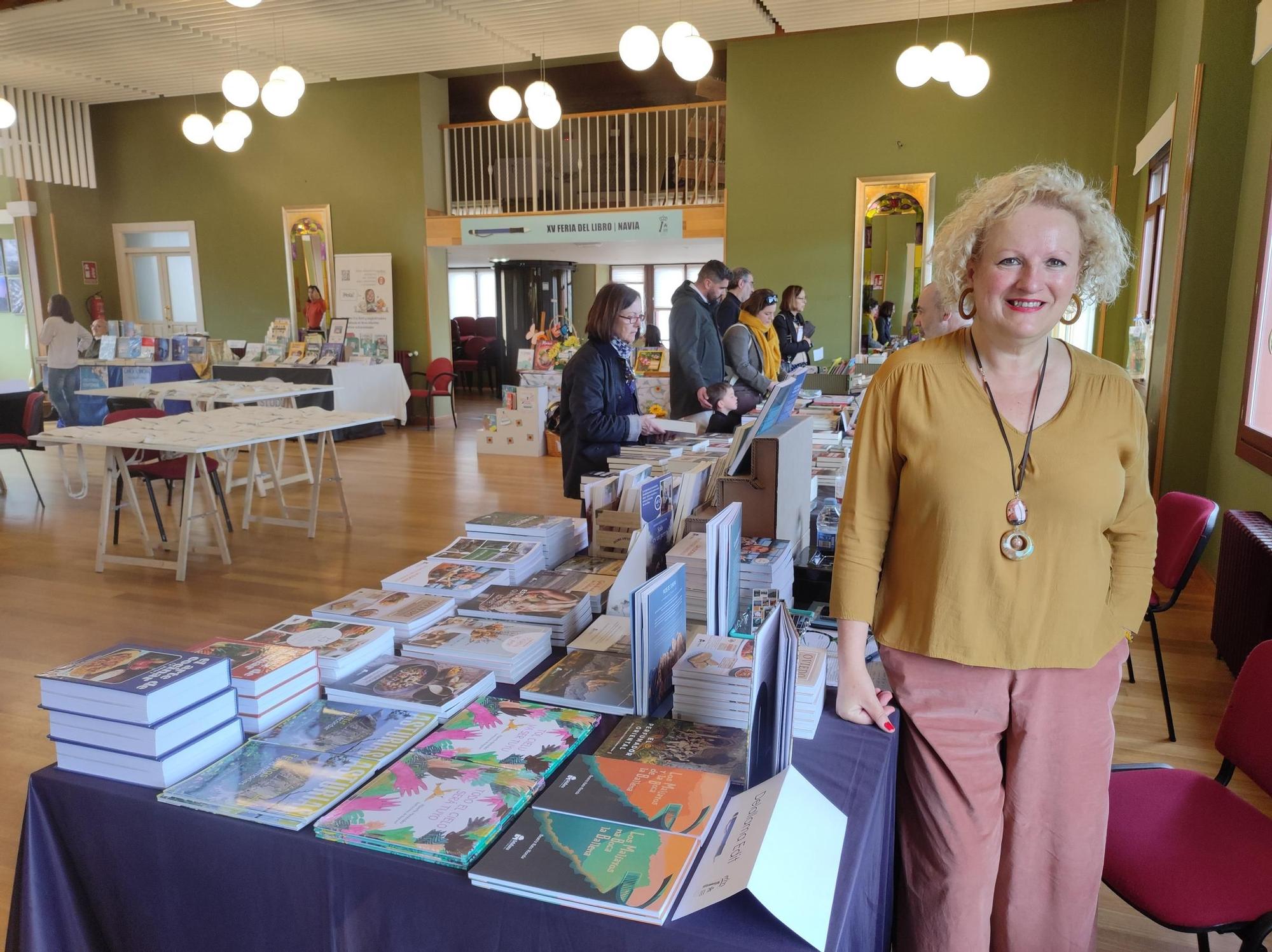 En imágenes: La Feria del Libro de Navia se traslada al Casino de la localidad