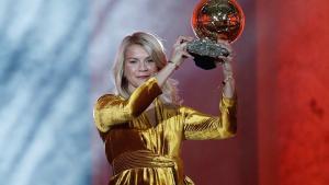 La noruega del Lyon Ada Hegerberg alzando el Balón de Oro femenino