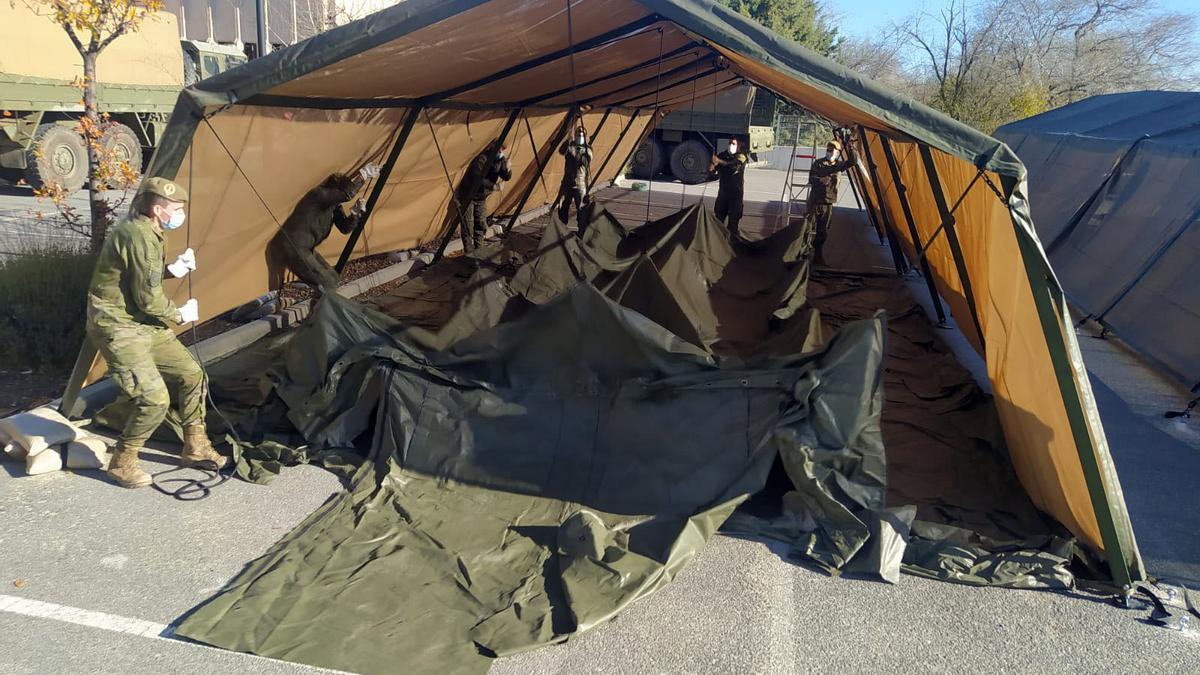 Instalación de tiendas en el hospital provincial de Ávila para apoyo a la vacunación durante el invierno.