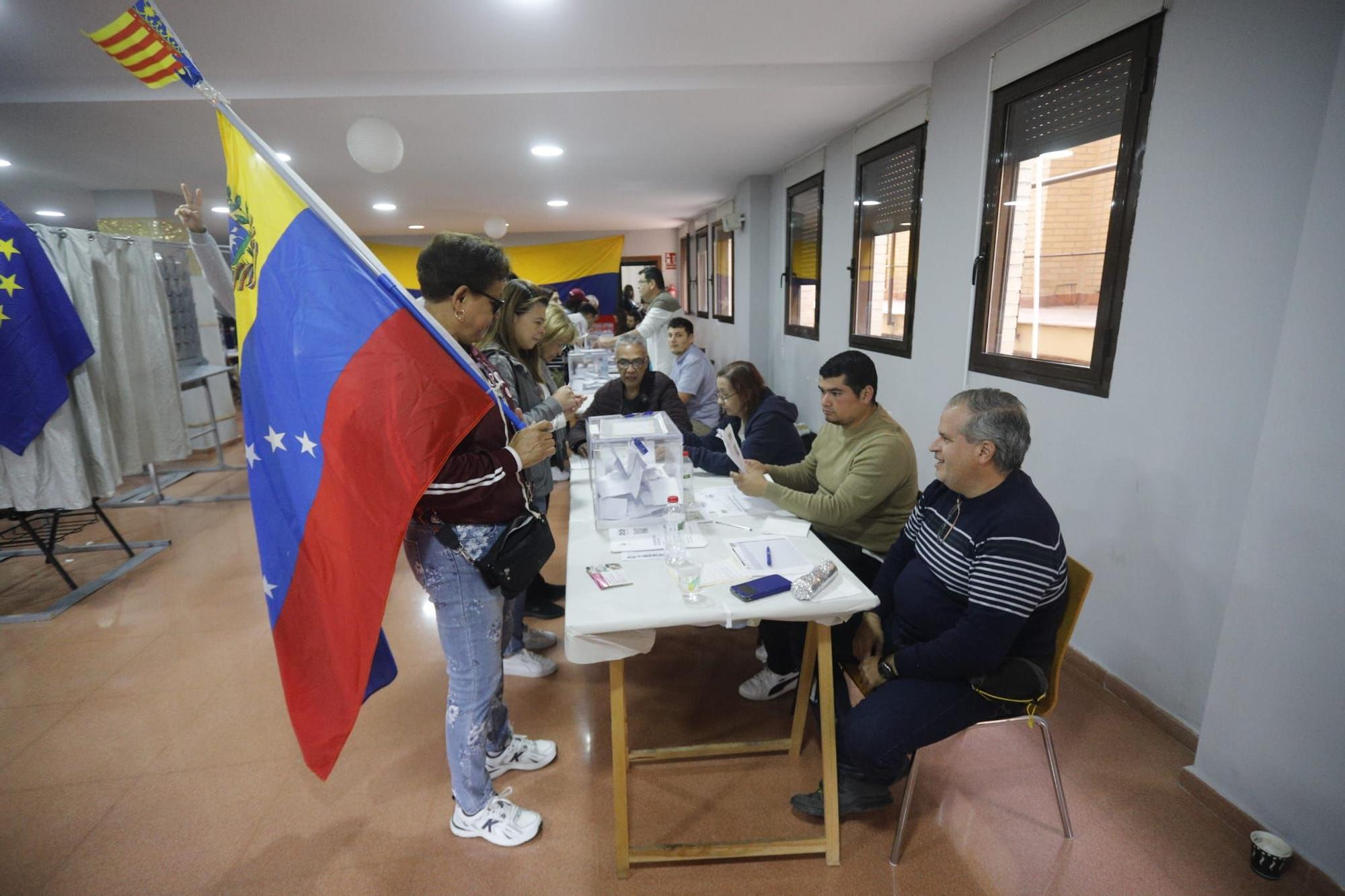 Venezolanos acuden a votar en Valencia las primarias de la oposición