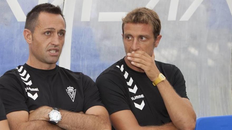 Aira, el entrenador del Real Murcia, junto al exjugador Óscar Sánchez, su ayudante en el banquillo grana.