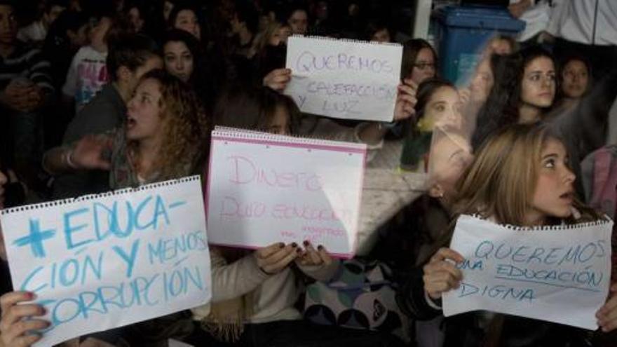 Centenares de estudiantes concentrados en el hall del IES Jorge Juan para protestar por las condiciones en las que tienen que dar clase, ayer incluso sin luz eléctrica.