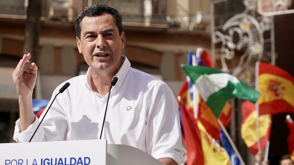 Juanma Moreno interviene durante el acto contra la amnistía en el centro de Málaga.