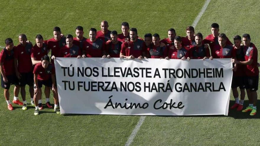 Los jugadores del Sevilla recuerdan a su excompañero Coke, ahora en el Schalke, lesionado. // Chema Moya