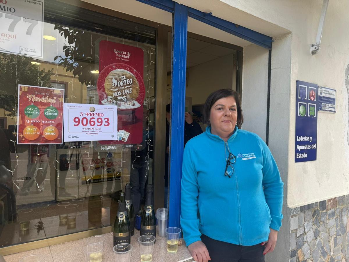 Pepi Rey Pantoja a la puerta de su establecimiento ubicado en la avenida de Extremadura de Talavera la Real (Badajoz).