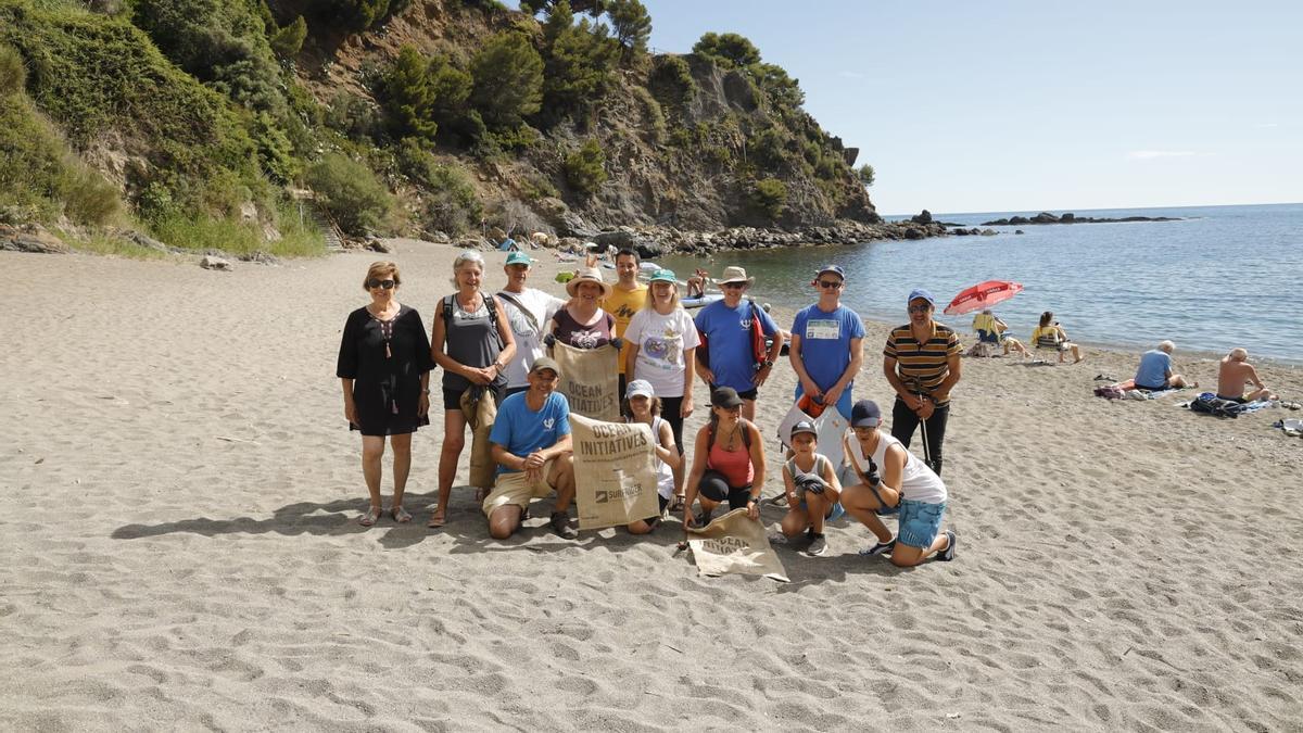 Els voluntaris que han netejat la platja