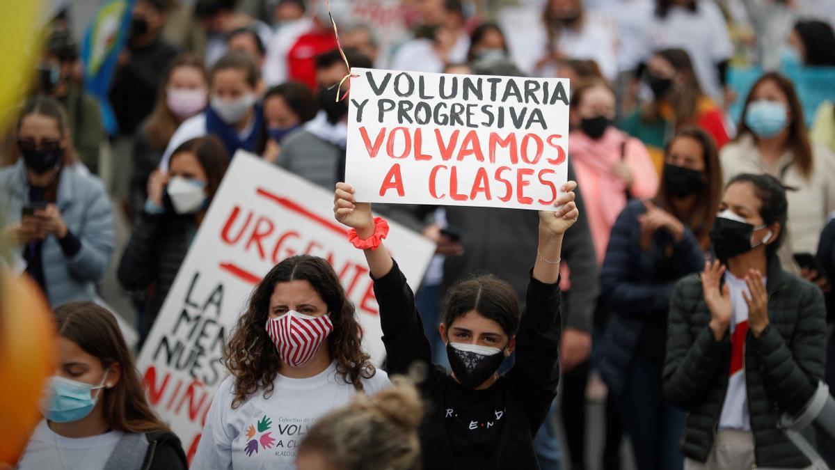 Padres de familia reclaman la reapertura de las escuelas en Perú