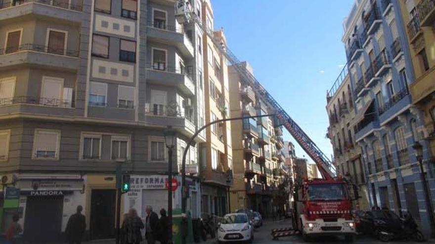 Los bomberos realizando la inspección de la fachada.