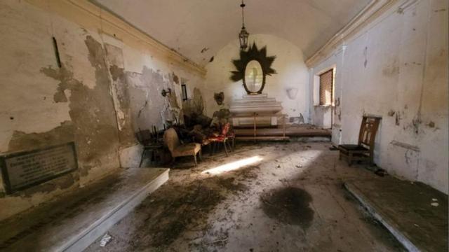 Interior de la capilla del pazo, que sufre actos de vandalismo y en donde hay sepulturas. | FdV