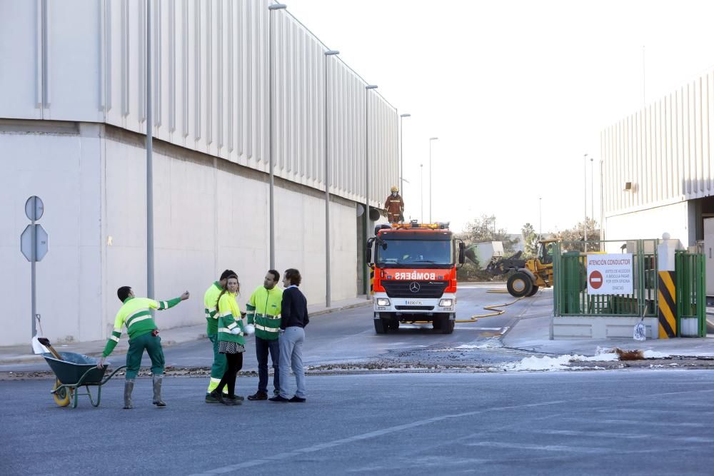 Un vertido en una empresa de Silla derrama 6.000 litros de ácido nítrico a la calle