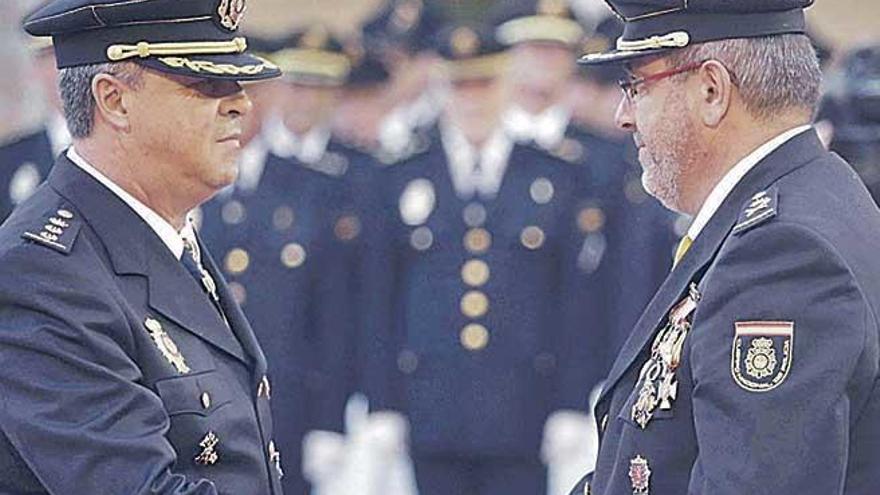 El comisario Antonio Jarabo (derecha), con su sucesor, el comisario Alfonso Jiménez.