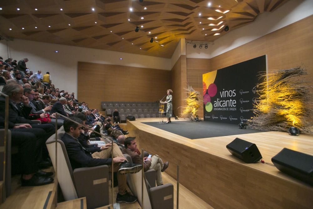 La DOP Vinos Alicante entrega al Museo del Prado el Premio Fondillón