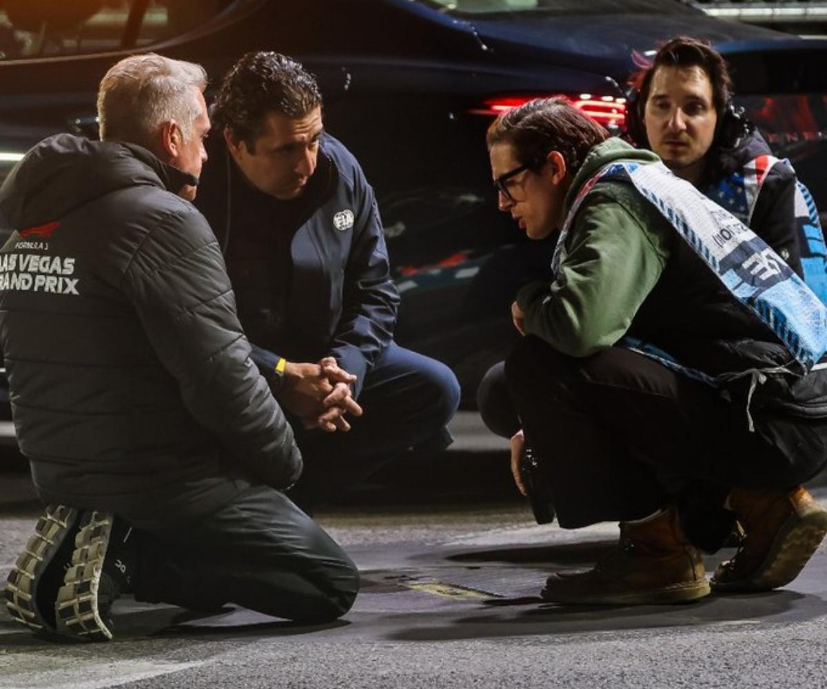 Los técnicos de la FIA inspeccionan la alcantarilla que ha motivado dos banderas rojas en Libres 2 en Las Vegas