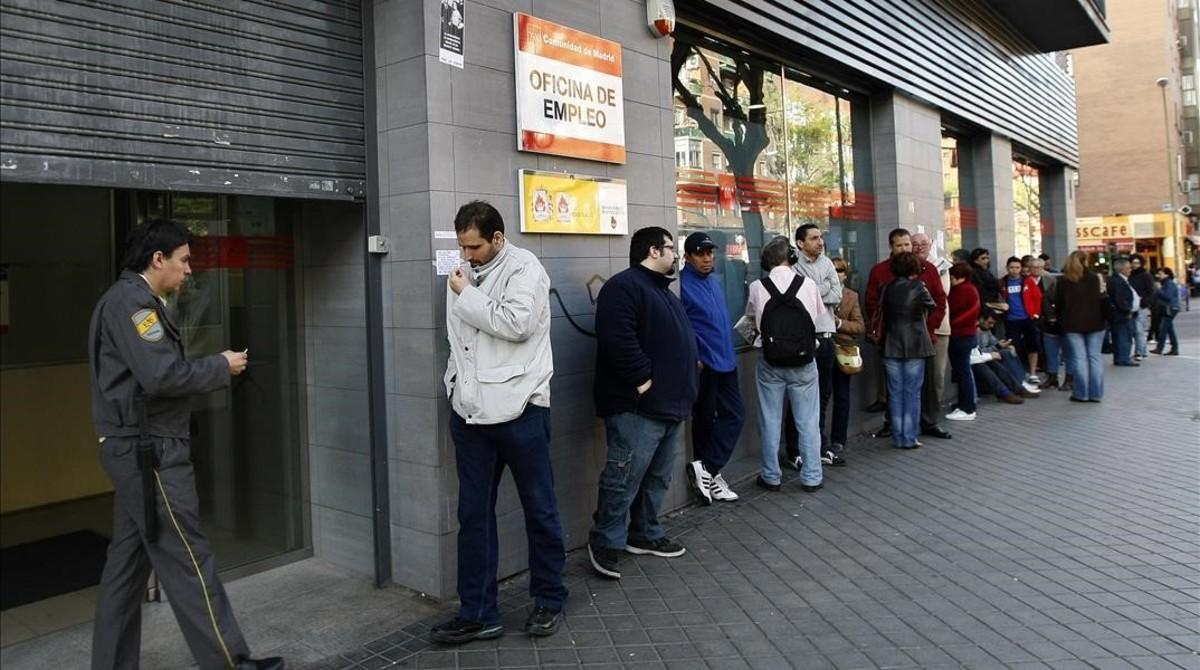 Desempleados ante una oficina del servicio estatal de empleo, en Madrid. 