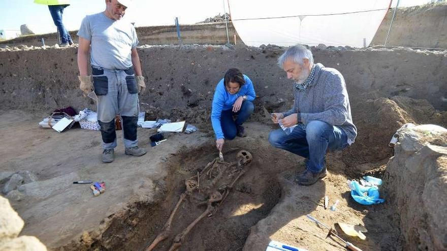 Esqueleto del bebé del siglo I d.C. hallado en el yacimiento de A Lanzada. // Muñiz