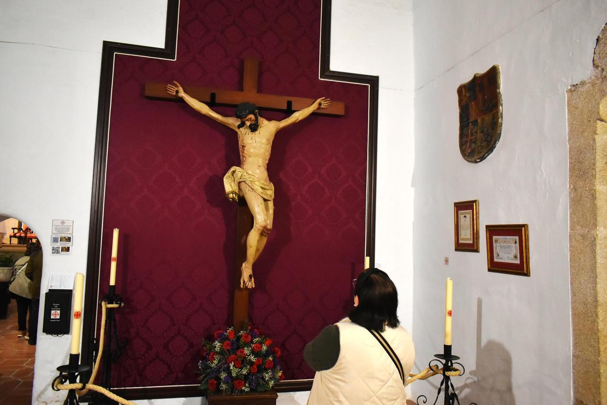 Galería | La Cofradía de los Estudiantes: elegancia pura a base de claveles y pasión