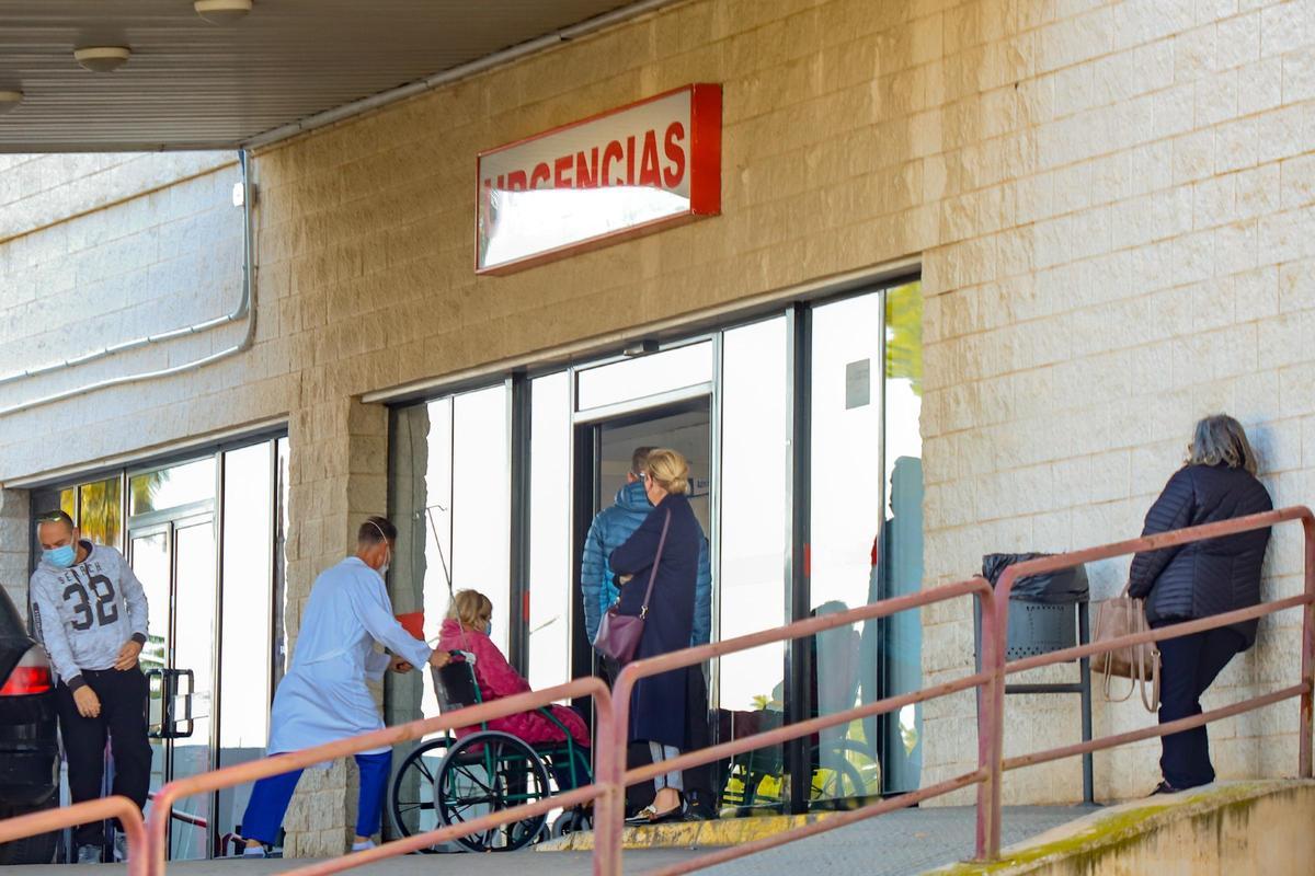 Puerta de urgencias del Hospital Vega Baja de Orihuela, en una imagen de archivo
