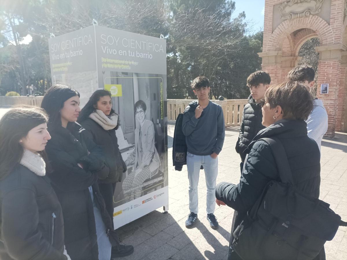 Explicación de una de las científicas a los alumnos.