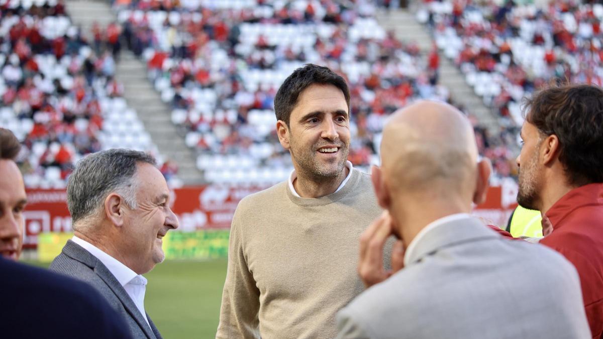 Íñigo Vélez habla con Pedro León antes del derbi Real Murcia-FC Cartagena