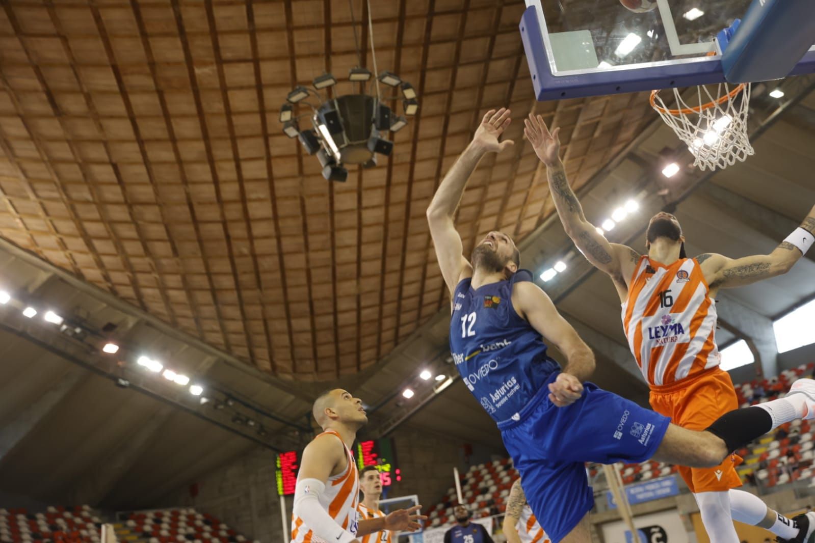 Las mejores imágenes del enfrentamiento entre el Leyma Coruña y el Liberbank Oviedo Baloncesto