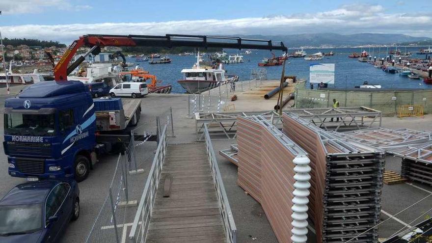 Retirado de antiguos pantalanes en el Puerto de O Xufre. // Noé Parga