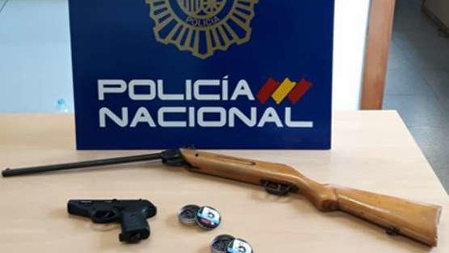 Armas aprehendidas al autor de los disparos.