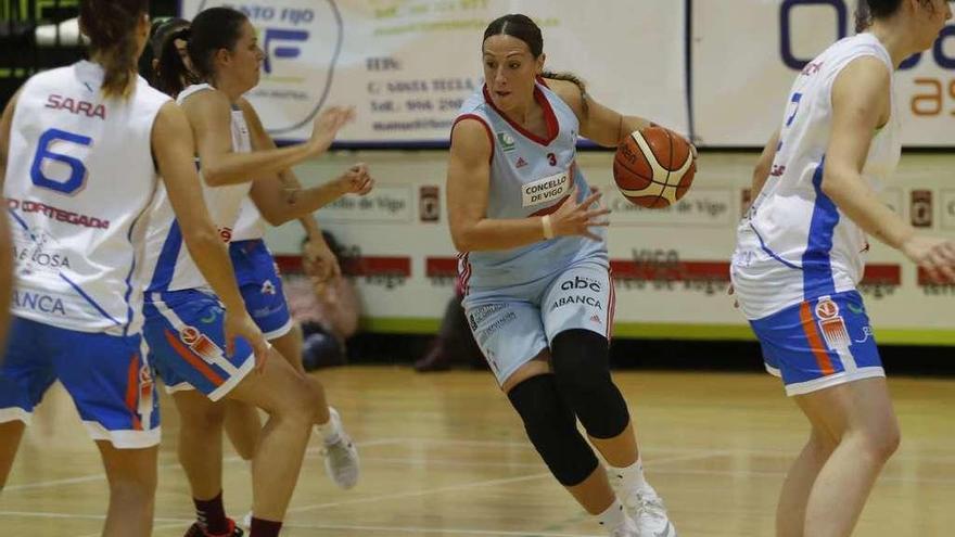 Itziar Germán, del Celta, conduce el balón durante un partido de Celta Zorka. // R. Grobas