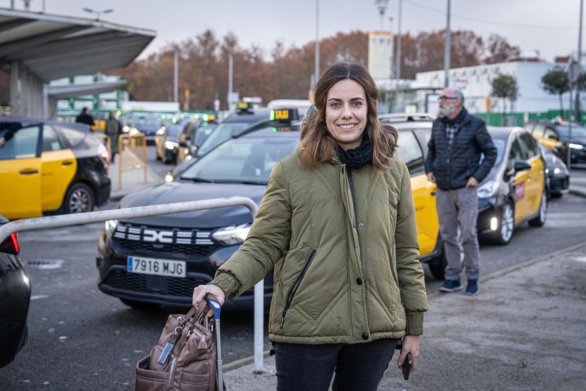 Barcelona 16/12/2025 Barcelona. Implícame sobre el conflicto del taxi en la estación de Sants. Qué piensa la gente: si utiliza más el taxi que Uber, qué opina de que los VTC puedan desaparecer…PERSONA: Cristina, Madrid. AUTOR: MANU MITRU