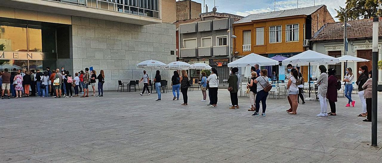 Colas para realizar gestiones en el Ayuntamiento el pasado julio.