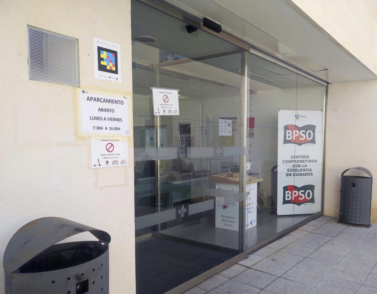 Acceso principal al Hospital de Benavente.