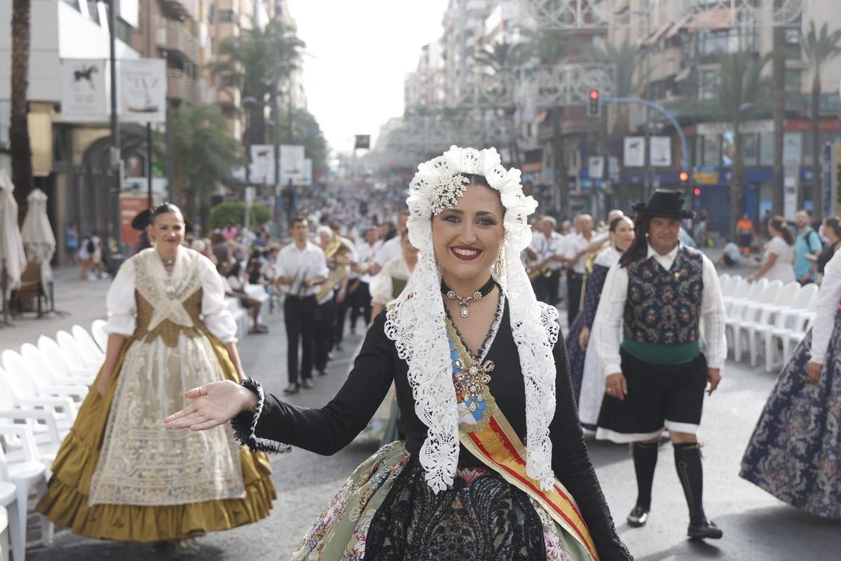 The Bellea del Foc 2025, Adriana Vico, at the beginning of the entrance of bands.