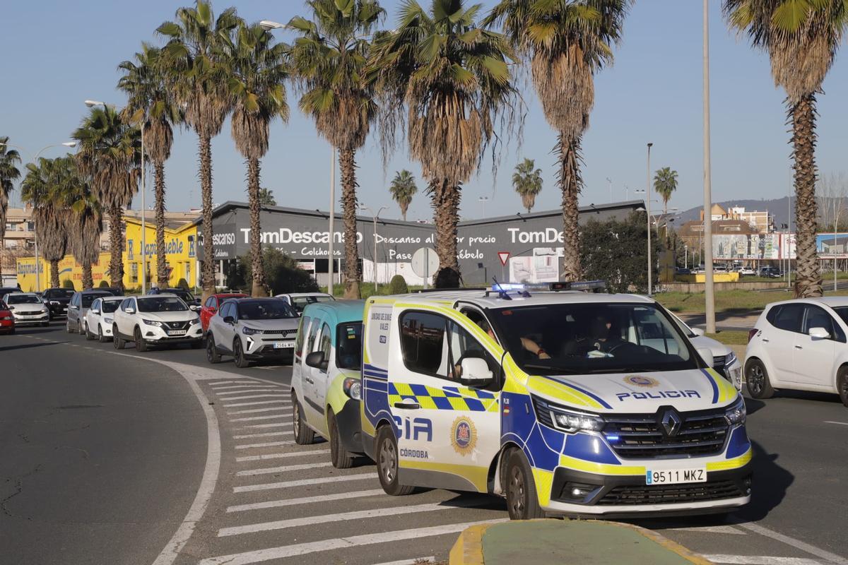Retenciones producidas tras el trágico accidente en la glorieta de Louviere, al final de la avenida de Libia.