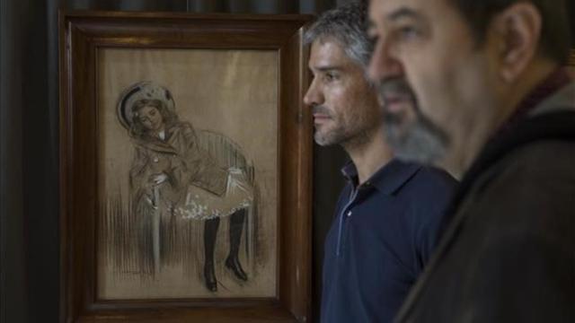 Eduardo Rocamora, izquierda, y Josep Casamartina, junto a uno de los retratos que Casas realizó de su sobrina Catalina Nieto Casas.