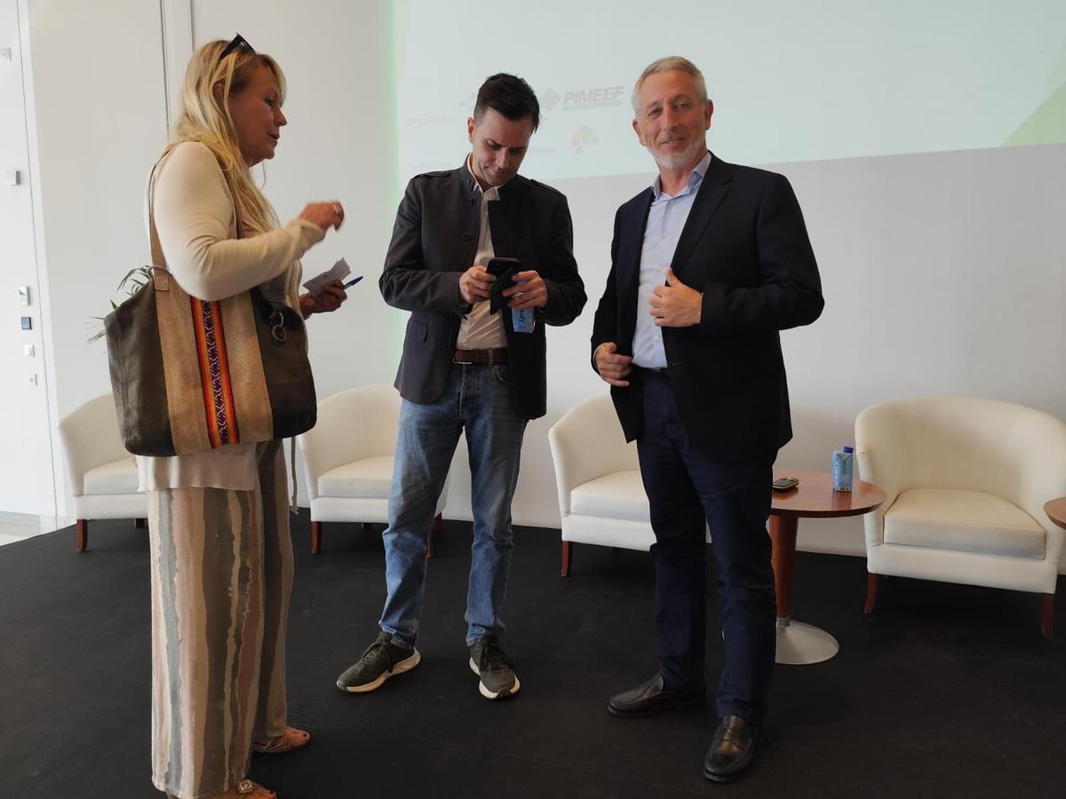 Joan Calafat, a la derecha de la imagen, y Óscar Caro en el XI Congreso de Viviendas Turísticas Vacacionales.