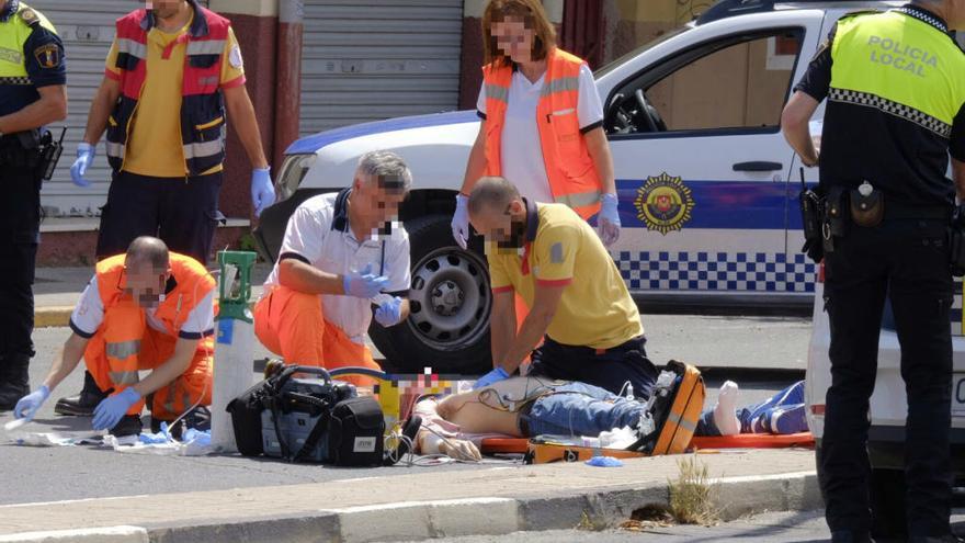 Muere un motorista al chocar con una farola en Elda