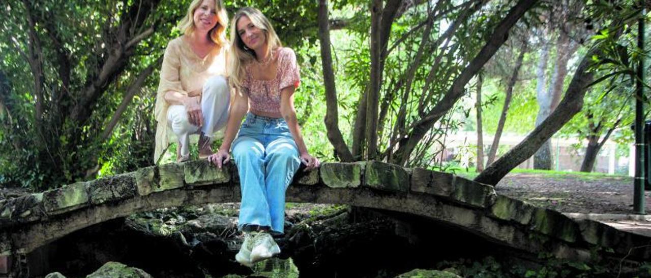 Sole Giménez y su hija 
Alba Egel en el Parc de
  l’Eliana.